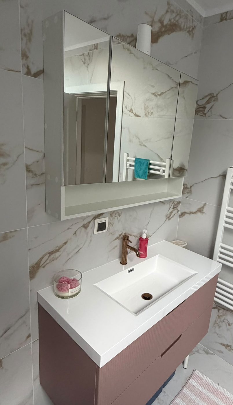 Mobilier de baie suspendat cu dulap-oglindă montat deasupra lavoarului
