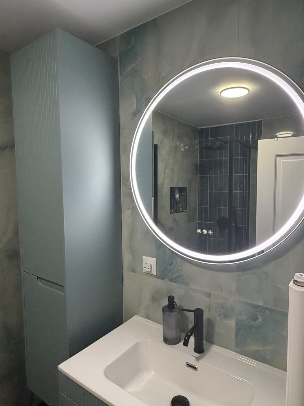 Oglindă rotundă cu iluminare LED și coloană de baie prinsă în perete
