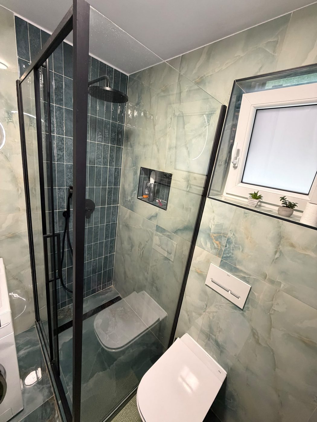 Cabină de duș cu profil negru și faianță verde onyx, montată și etanșată