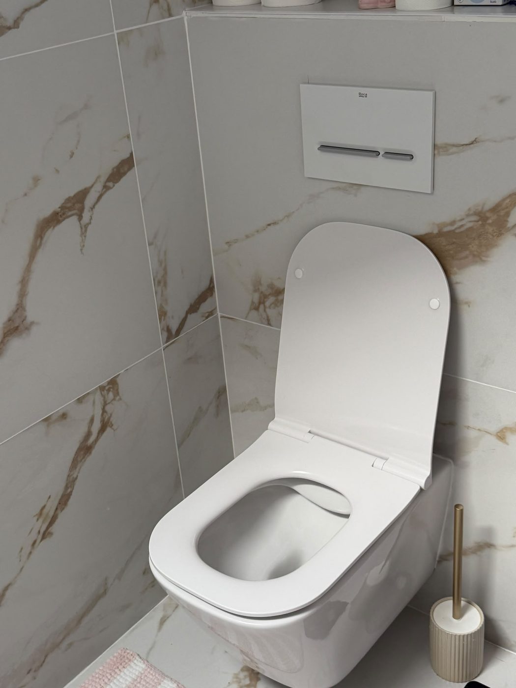 WC suspendat cu rezervor îngropat în perete și clapetă de acționare